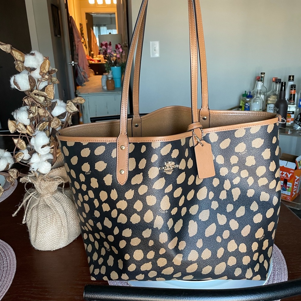 SPOTTED COACH PURSE WITH WRISTLET INSERT